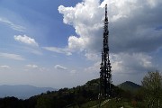 54 Le alte antenne di Valcava svettano in cielo